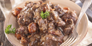 meat cooked with wine sauce